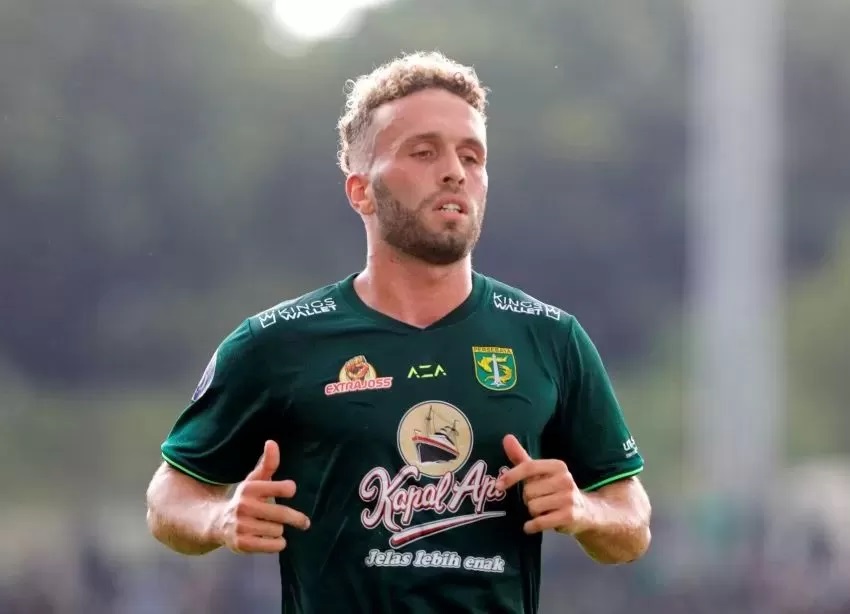 Pemain Persebaya Surabaya, Ze Valente tak segan membobol gawang tim asuhan ayahnya, Arema FC.