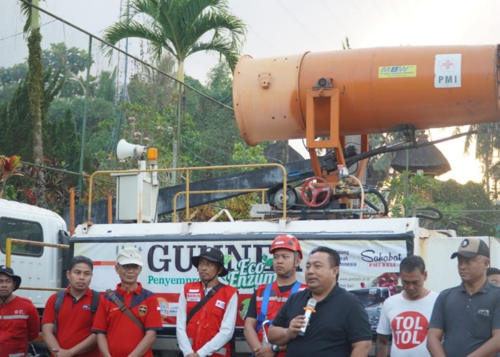 DISEMPROT : Penyemprotan Eco Enzyme di kawasan Ubud, Minggu (24/9).