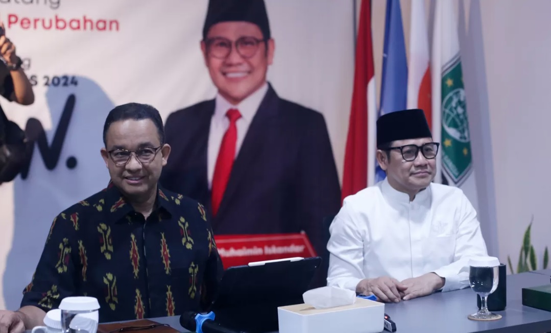 Anies Baswedan memohon doa dan restu dari para anggota Kedatuan Luwu, Istana Kedatuan Luwu di Palopo, Sulawesi Selatan.