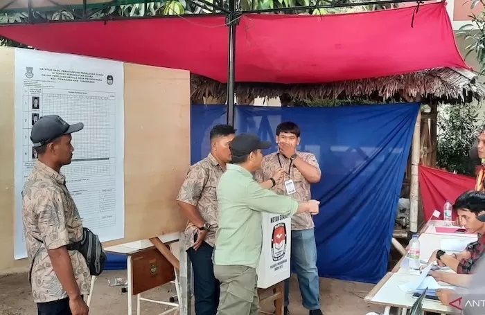 Masyarakat di Tigaraksa, Kabupaten Tangerang, Banten dihebohkan oleh keluarnya kepulan asap secara misterius dari dalam kotak suara penyelenggaraan pemilihan kepala desa (Pilkades) serentak 2023.