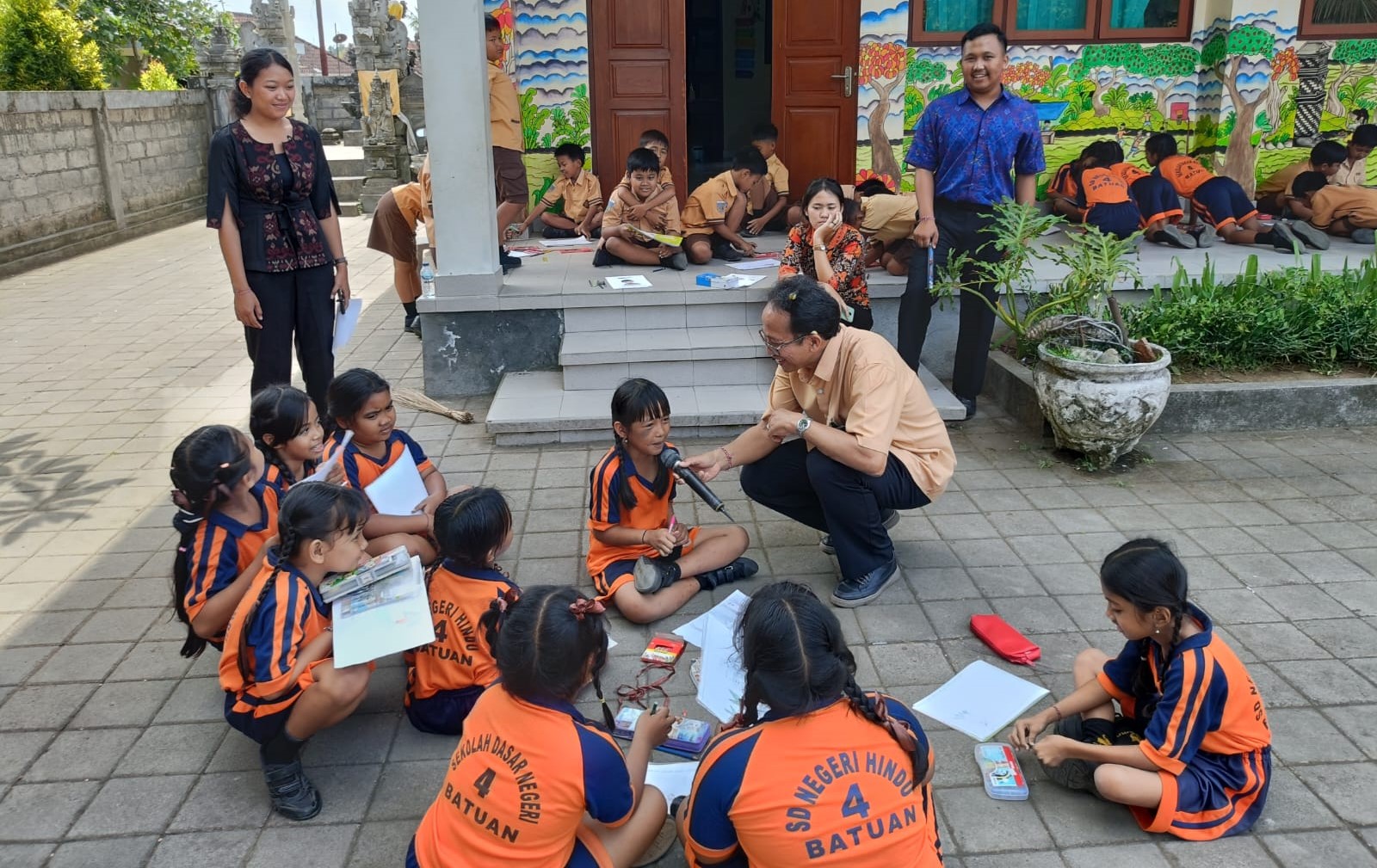 Sosialisasi stop bullying dari Komisioner KPPAD Provinsi Bali I Made Ariasa di SDN Hindu 4 Batuan, Kecamatan Gianyar, Bali, Jumat 22 September 2023.