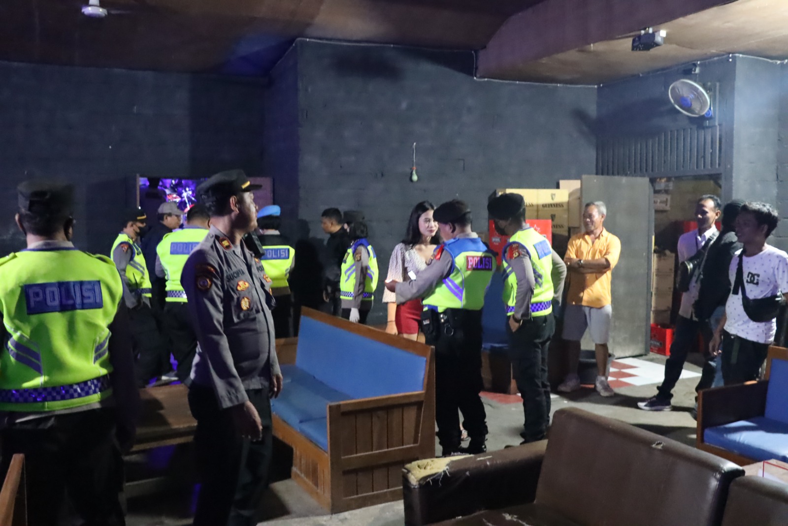 Petugas kepolisian Polres Gianyar melaksanakan sidak sejumlah kafe Sabtu (23/9) malam sampai dengan Minggu (24/9)