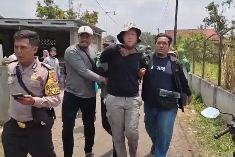 DIRINGKUS: Arthur Welohr yang menggorok mertuanya dibawa ke Mapolres Banjar untuk dilakukan proses hukum.(Instagram.com / @mediahits_kotabanjar)