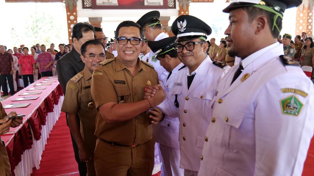 Bupati Tabanan I Komang Gede Sanjaya melantik perbekel terpilih, Senin (25/9)