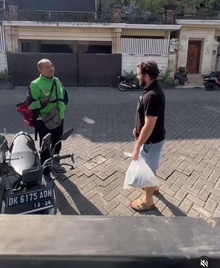 ARUL DAN BULE: Percakapan  antara Pak Arul dan seorang bule.  Pengemudi ojek online yang kehilangan tangan sejak kecil ini diberi 5 lembar uang pecahan 100 ribu rupiah oleh si bule.