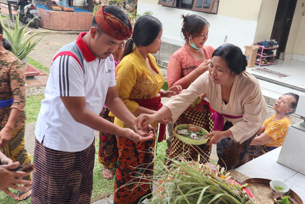 MABAYUH OTON: Mabayuh Oton merupakan salah satu bentuk upacara manusa yadnya yang dilaksanakan sesuai desa kala patra dan pawukon.