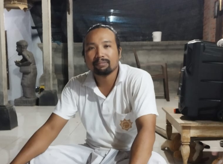 PENYULUH : Penyuluh agama Hindu Kantor Kementerian Agama Kabupaten Tabanan, Ida Bagus Putu Widnyana Manuaba jelaskan makna upacara menek kelih berikut banten yang digunakan.