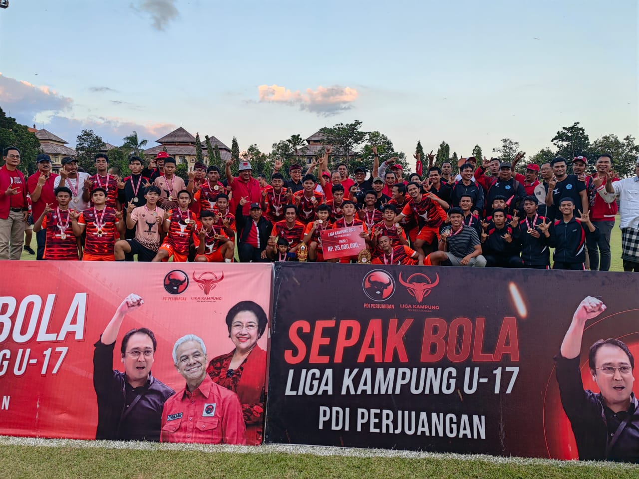 I Wayan Koster berpose bersama tim peraih juara Liga Kampung U17 PDI Perjuangan usai laga final pada Jumat 22 September 2023 lalu di Stadion I Gusti Ngurah Rai, Denpasar.