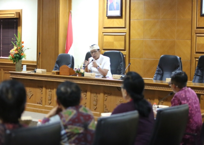 RAPAT: Komisi I DPRD Badung saat menggelar rapat kerja dengan sejumlah OPD di Pemkab Badung, Selasa (26/9).