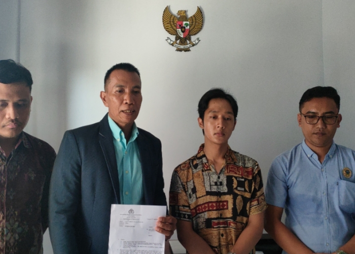 LURUSKAN: Jero Dasaran Alit (tengah) didampingi Kuasa Hukum I Kadek Agus Mulyawan (dua dari kiri) dan timnya meluruskan mengenai video klarifikasi yang viral karena dipelintir.