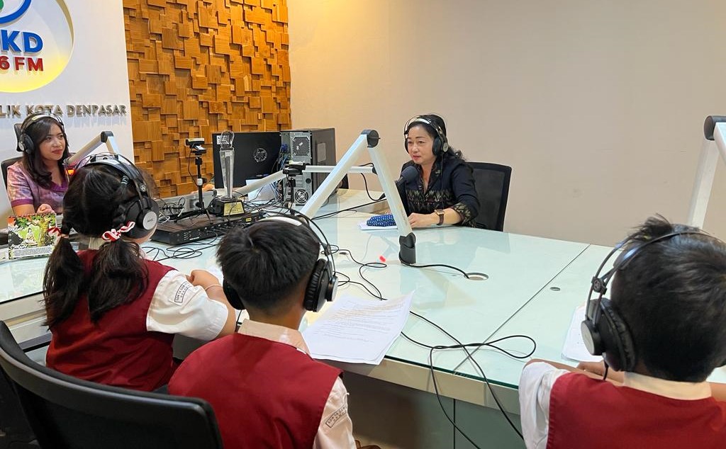 Bunda literasi Kota Denpasar Ny Antari Jaya Negara saat terlibat dalam kegiatan mendongeng Bahasa Bali bersama murid SDN 14 Dangin Puri, Denpasar, Selasa 26 September 2023.