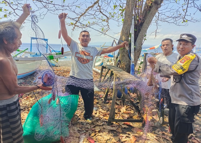 ROBEK : Jaring nelayan yang robek akibat ditabrak kapal tangki.