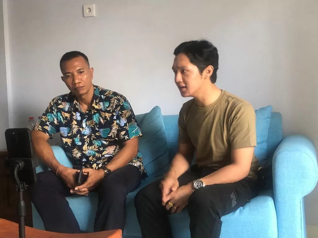 CABUT: Klarifikasi dugaan kasus pelecehan seksual yang dilakukan Jero Dasaran Alit ditemani pengacara. Jika terbukti bersalah, pawintenan harus dicabut sang nabe.