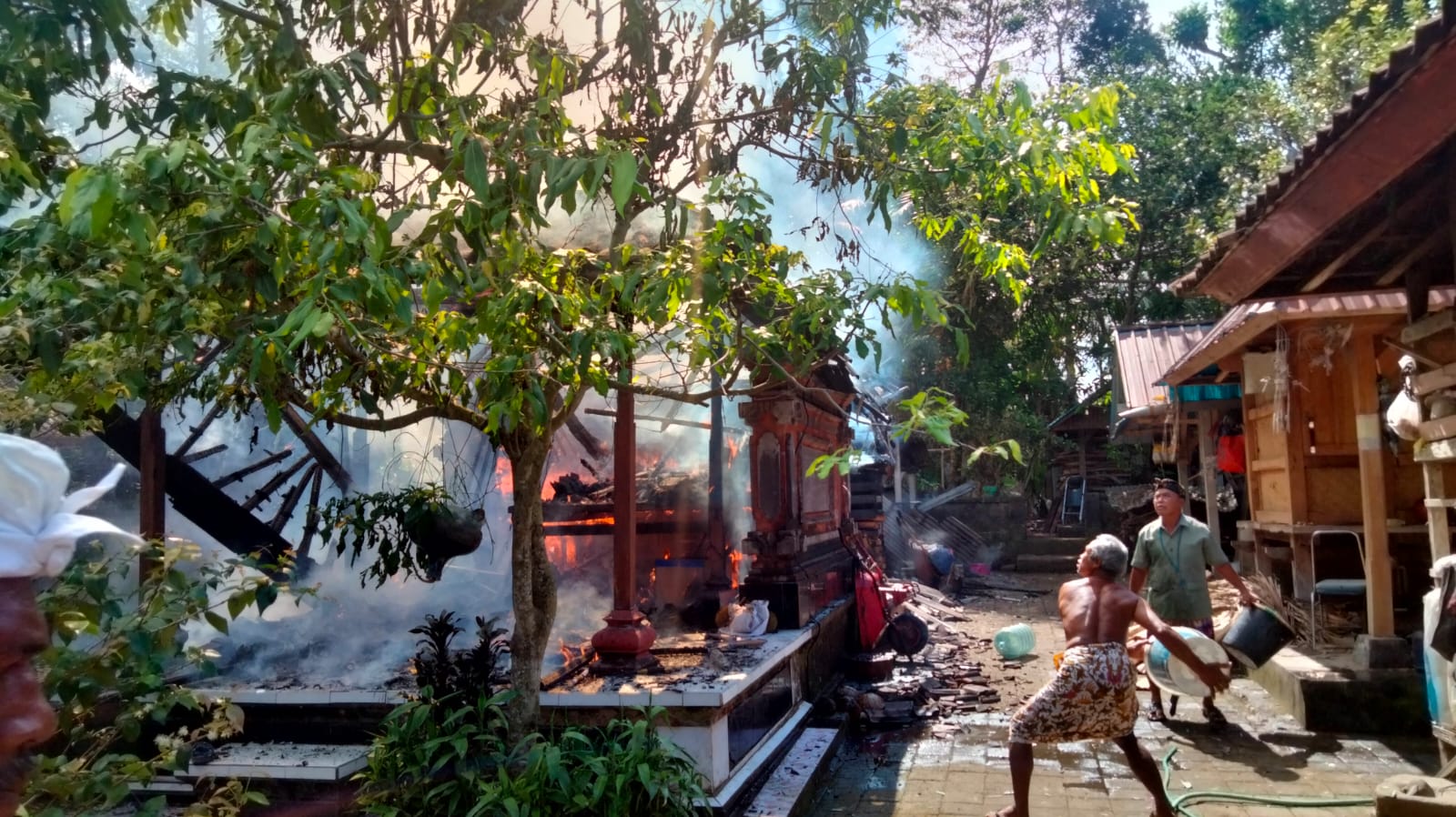 Bale dangin I Nyoman Kayun di Banjar Bonnyuh Desa Petak, Kecamatan Gianyar, Bali, dilahap api, Selasa (26/9).