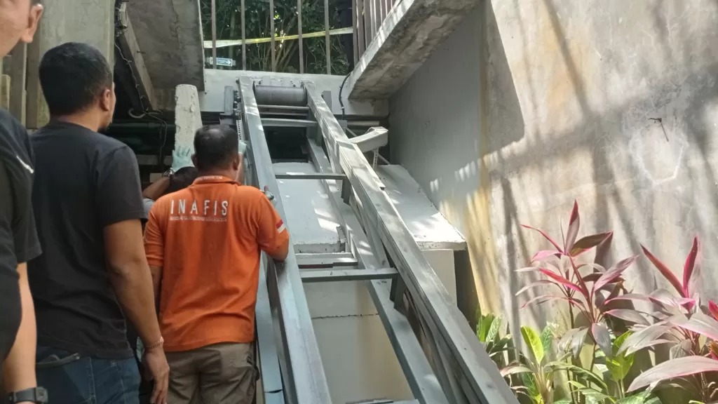 LIFT MAUT: Lift Ayu Terra Resort Ubud saat diidentifikasi polisi. Kini Polres Gianyar sudah menetapkan dua tersangka atas kasus tersebut.