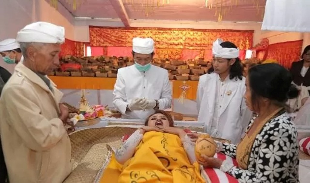 METATAH: Upacara metatah atao potong gigi memiliki makna yang sangat penting bagi Hindu Bali. Hal tersebut tertuang dalam beberapa lontar.