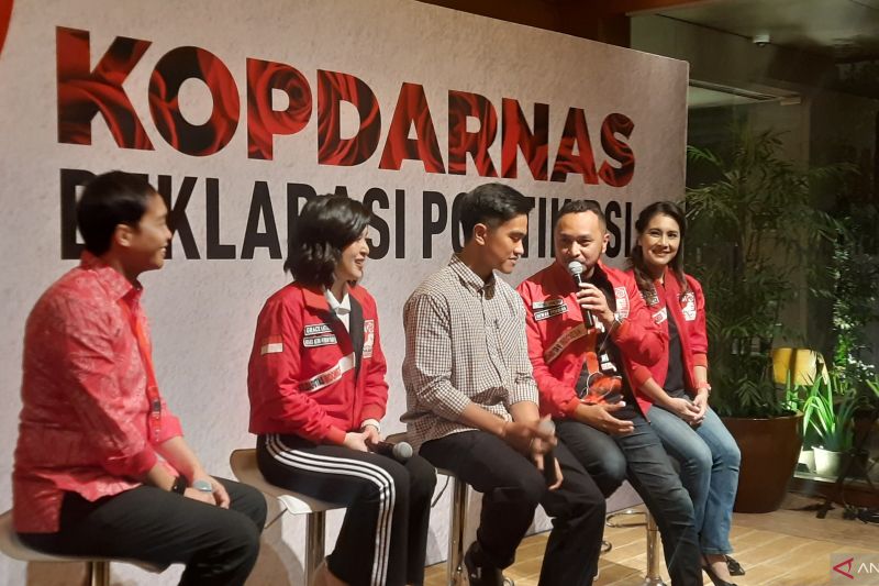 Sekjen PSI Raja Juli Antoni, Wakil Ketua Dewan Pembina PSI Grace Natalie, Ketum PSI Kaesang Pangarep, Anggota Dewan Pembina DPP PSI Giring Ganesha dan Ratu Ayu Isyana Bagus Oka (ki-ka)