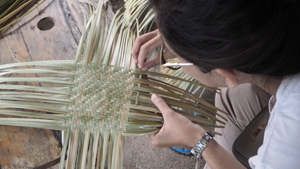 Pengunjung belajar menganyam bambu di Desa Tigawasa saat berwisata di salah satu desa tua Bali Utara itu.
