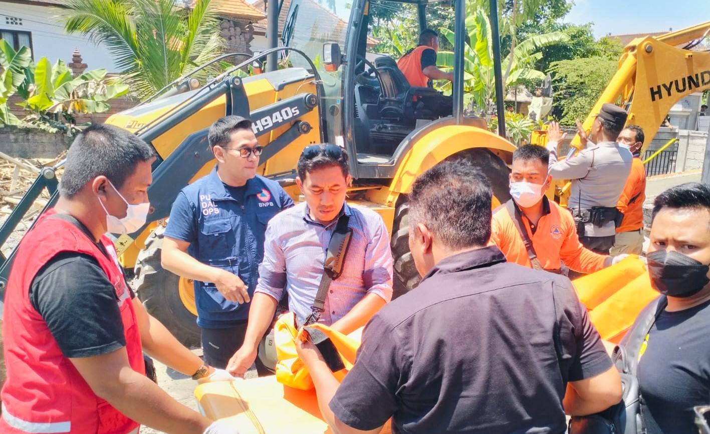 Buruh bangunan asal Malang Rudi Sucitro dievakuasi setelah sempat terjepit material bangunan di sebuah proyek di Gianyar, Bali.