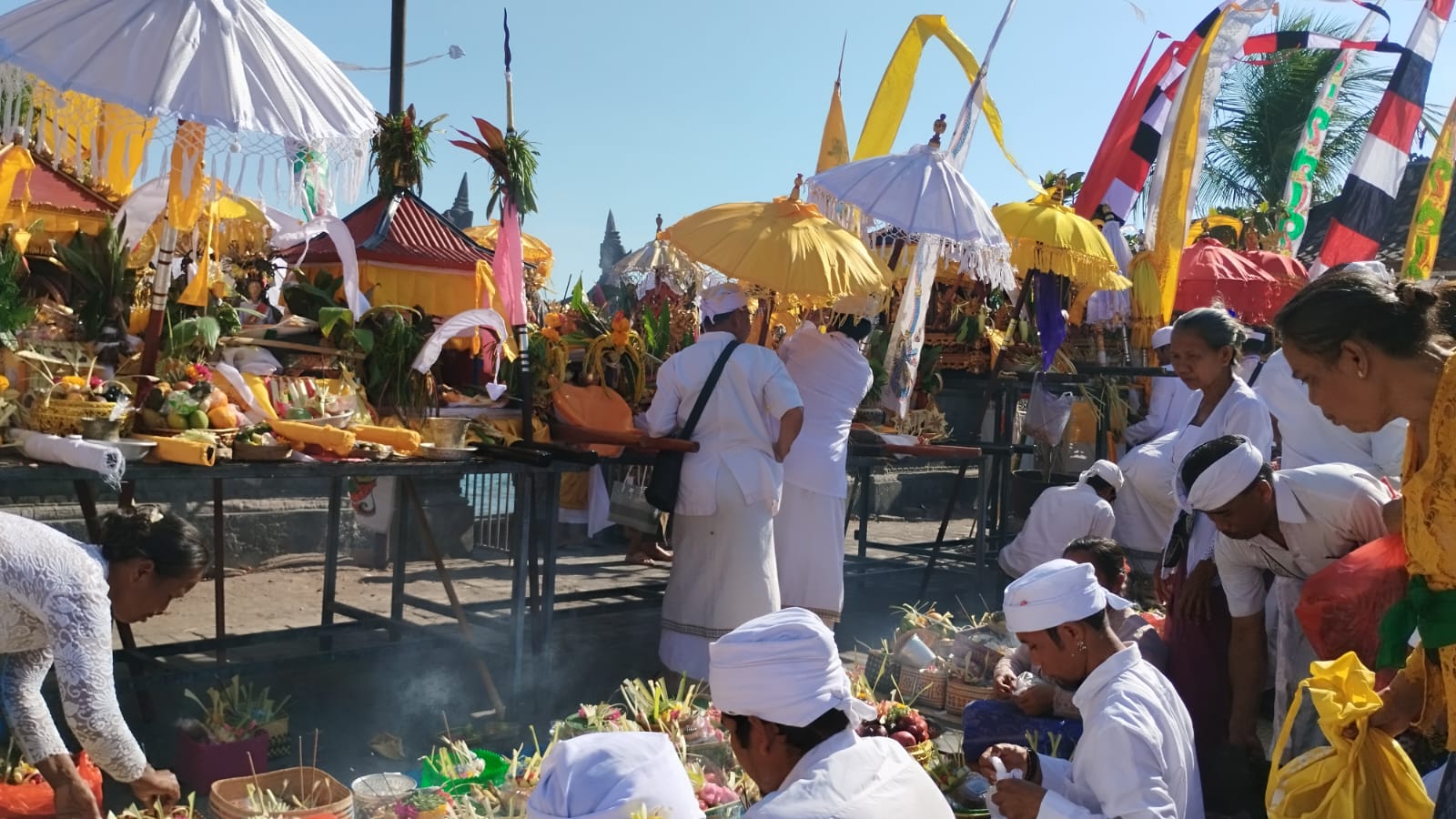 MOHON TIRTA: Prosesi memohon tirta Sanjiwani kepada Betara Baruna di segara Buleleng, Desa Adat Nagasepaha, Kecamatan Buleleng.