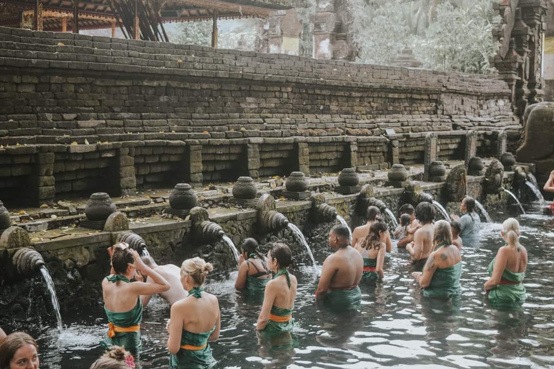 TIRTA EMPUL: Tirta Empul sebagai tempat pelukatan tak lepas dari mitologi pertempuran Mayadanawa melawan para dewa yang dikisahkan oleh lontar Usana Bali.