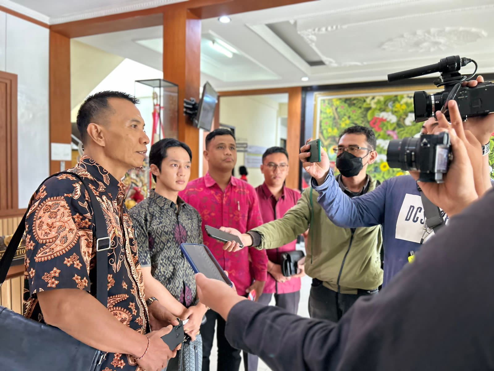 Kadek Agus Mulyawan bersama tim kuasa hukum Jero Dasaran Alit usai menyampaikan klarifikasi ke penyidik PPA Polres Tabanan, Rabu (27/9).