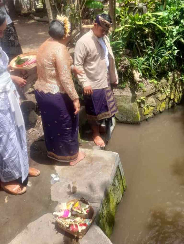 PENGANTIN : Pasangan pengantin baru di Banjar Dentiyis Desa Batuan Kecamatan Sukawati yang masih melestarikan tradisi mandi di sungai.
