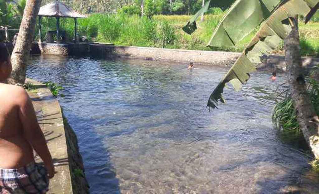 BERENDAM: Tukad Arca di Desa Menanga, Kecamatan Rendang, Kabupaten Karangasem, Bali tawarkan sensasi berendam gratis di air sebening kaca.