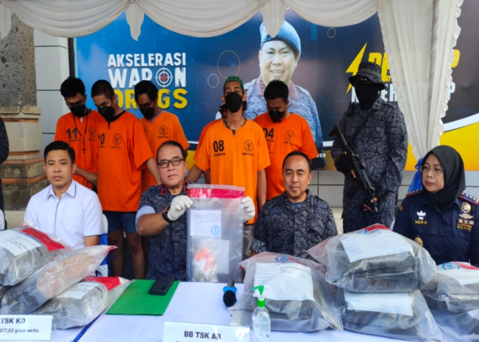 TAK KAPOK: ABZ (tersangka nomor 8) kini harus berurusan dengan hukum untuk kesembilan kalinya karena tak mengenal kapok mengedarkan narkoba.