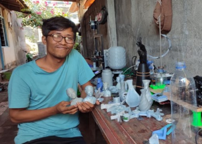 INOVATIF : Ketut Cana dengan teknologi Trashkleng. Inovasi pengelolaan sampah yang diciptakan dan berhasil menjadi juara nasional dalam lomba Teknologi Tepat Guna.