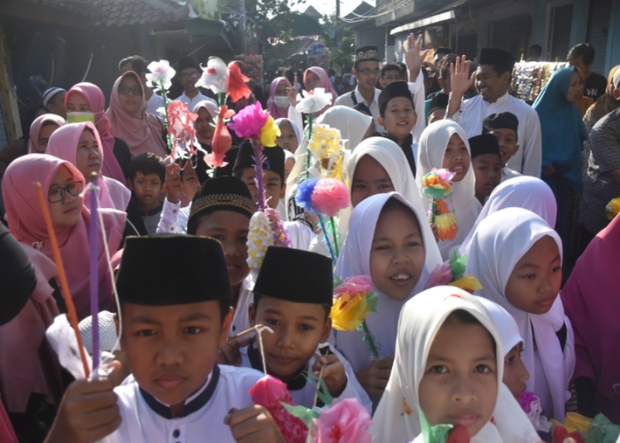 PAWAI : Masyarakat di Kampung Islam Kepaon, Denpasar kembali menggelar Pawai Taaruf untuk memperingati Hari Maulid Nabi Muhammad SAW, Kamis (28/9).