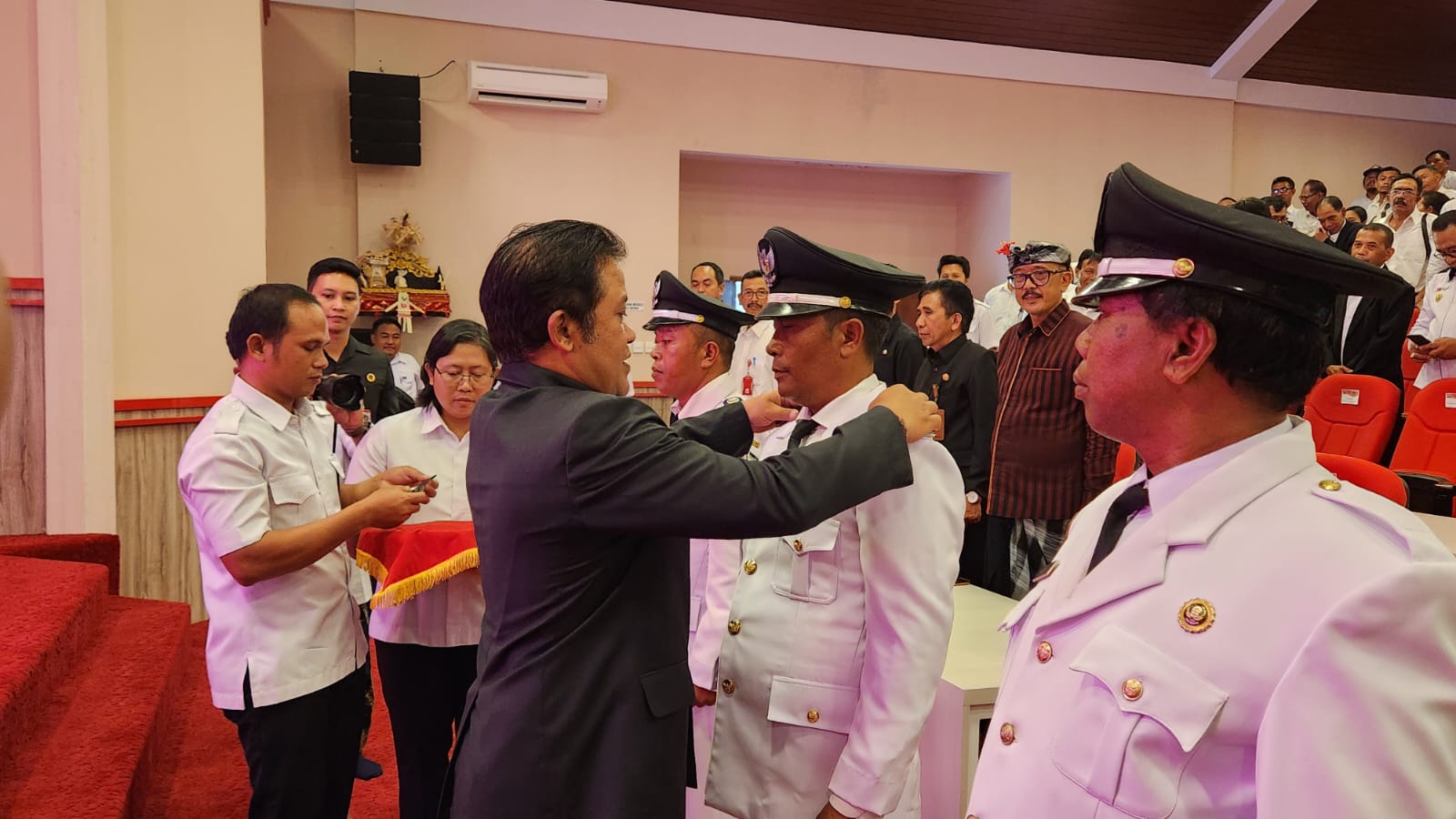 Bupati Bangli Sang Nyoman Sedana Arta melantik tiga penjabat perbekel, Rabu 27 September 2023.