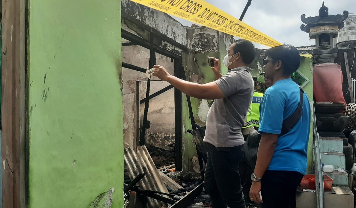 Identifikasi Polresta Denpasar melaksanakan olah TKP kebakaran rumah di Sesetan, Denpasar, Kamis 28 September 2023.
