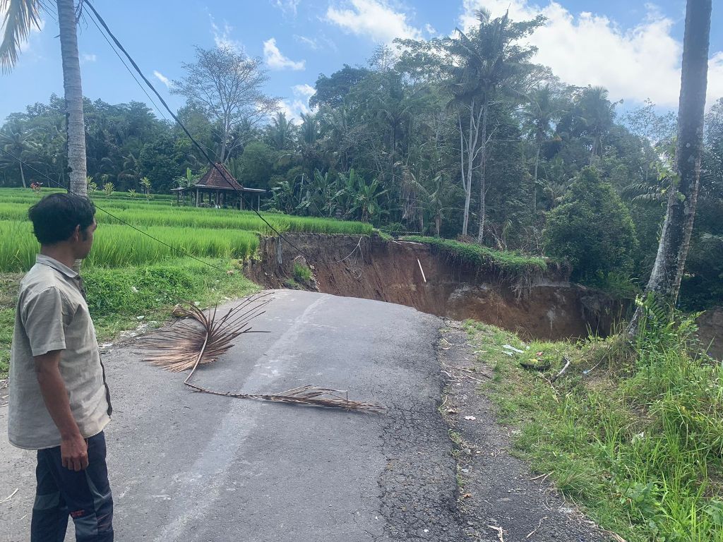 Kondisi terkini Jalan Banjar Cebok menuju Desa Kedisan, Gianyar, Bali yang ambrol beberapa waktu lalu.