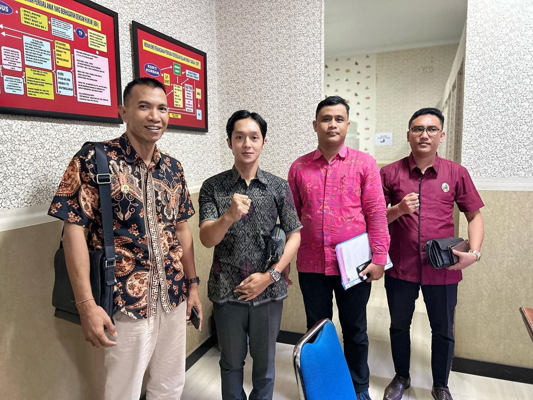 Penekun spiritual Bali, Jero Dasaran Alit (dua dari kiri) usai diperiksa di Polres Tabanan