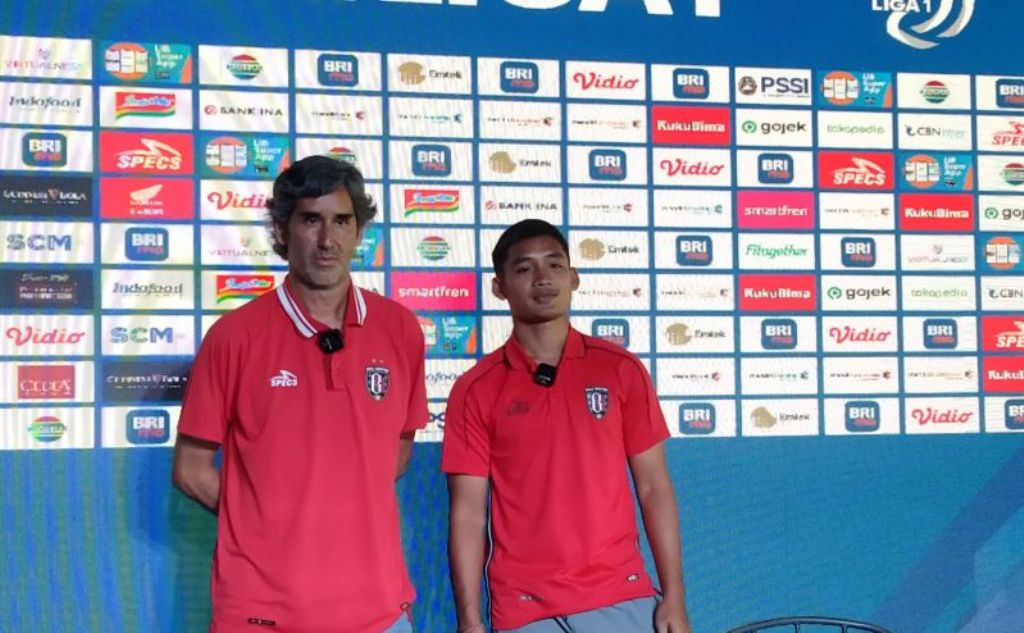 Pemain Bali United Kadek Agung (kanan) berpose bersama Pelatih Kepala Bali United Stefano Cugurra di sela jumpa pers H-1 jelang melawan Persikabo 1973 di Stadion Kapten I Wayan Dipta, Gianyar Bali