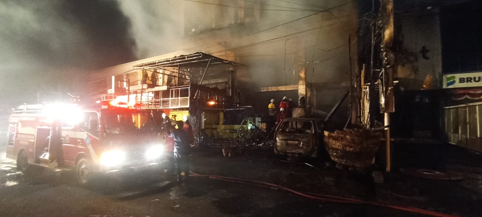LUDES: Bangunan rumah lantai empat dan bagian atas rental moto Bike Point di Kerobokan Bali ludes terbakar dalam insiden kebakaran.