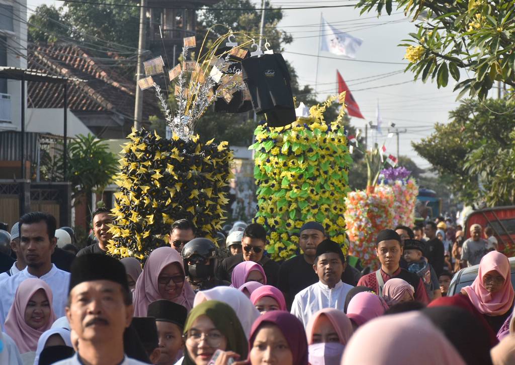 Pawai telur dan rodat peringatan Maulid Nabi di Kepaon Denpasar, Bali, Kamis (28/9).