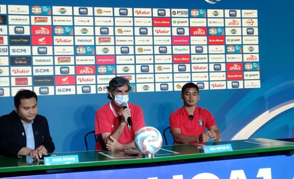 Pelatih Kepala Bali United Stefano Cuguraa (tengah) bersama Kadek Agung (kanan) di sela memberikan keterangan pers jelang laga melawan Persikabo 1973 Stadion Kapten I Wayan Dipta, Gianyar, Bali