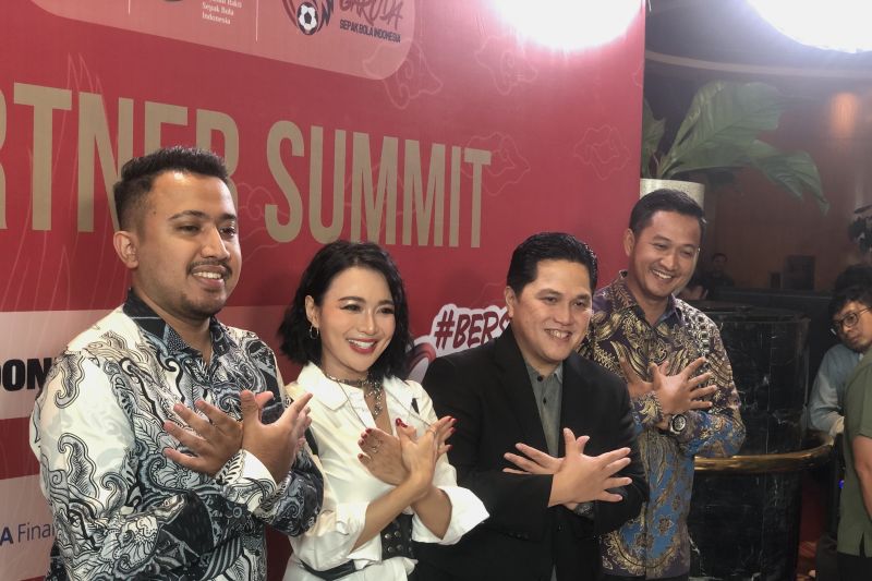 Penyanyi Wika Salim (dua dari kiri) dan Ketum PSSI Erick Thohir (dua dari kanan) berpose saat memperagakan joget Garuda dalam sebuah acara PSSI Partner Summit di kawasan Jakarta, Rabu (27/9/2023).