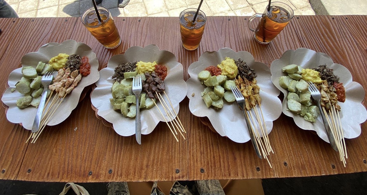 Kuliner sate asem khas Karangasem, Bali.