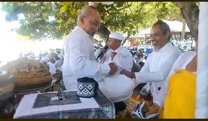 MELASTI: Upacara melasti di Pantai Samuh, Nusa Dua serangkaian karya Mapadudusan Alit Caru Panca Korsika di Desa Adat Kampial.