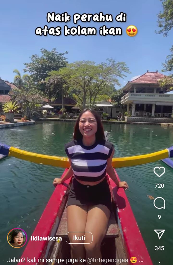 TIRTA GANGA: Lidia Wisesa membagikan pengalamannya menyusuri kolam ikan dengan naik perahu. Ini menjadi wisata favorit di Tirta Gangga saat ini.