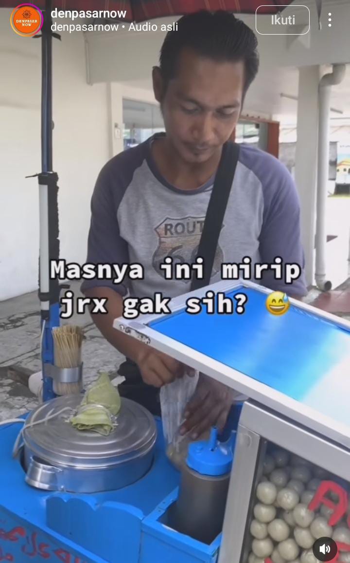 JERINX DAN CILOK: Penjual cilok yang disebut mirip dengan Jerinx SID. Nora Alexandra pun beraksi.