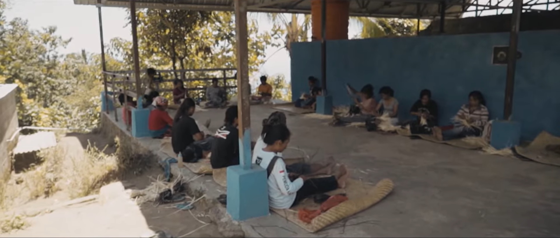 MEURUP URUP: Tradisi Meurup urup yang dilakukan masyarakat Banjar Munti Gunung, Desa Tianyar Barat, Kecamatan Kubu, Karangasem bukan mengemis.