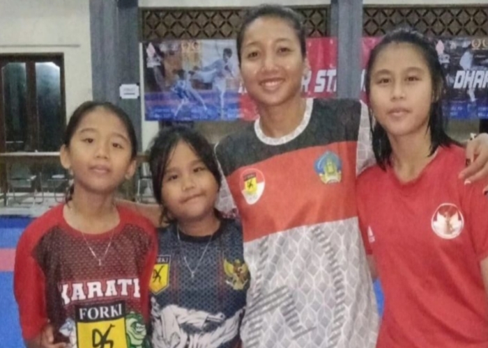 BERLAGA : Atlet Karate kebanggaan Klungkung Cokorda Istri Agung Sanistyarani, 29, yang akrab disapa Coki (nomor dua dari kanan) bersama para juniornya di karate.