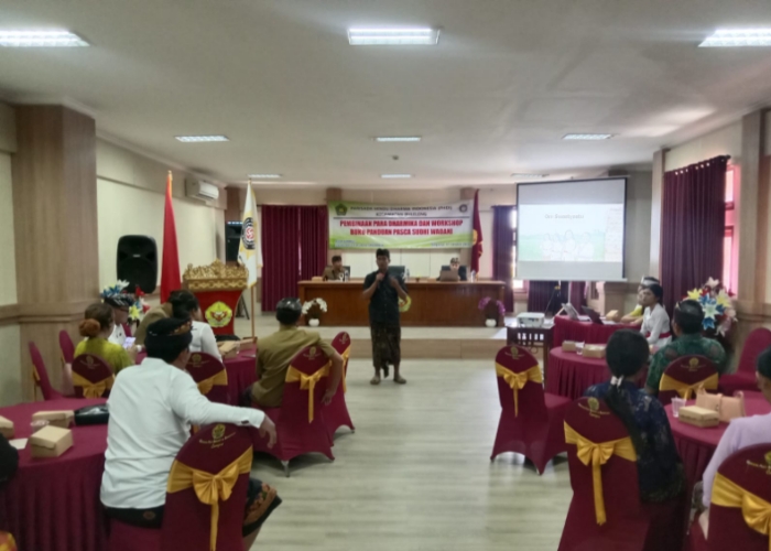 PEMBINAAN : Puluhan dharmika mengikuti kegiatan pembinaan yang diselenggarakan oleh PHDI Kecamatan Buleleng.