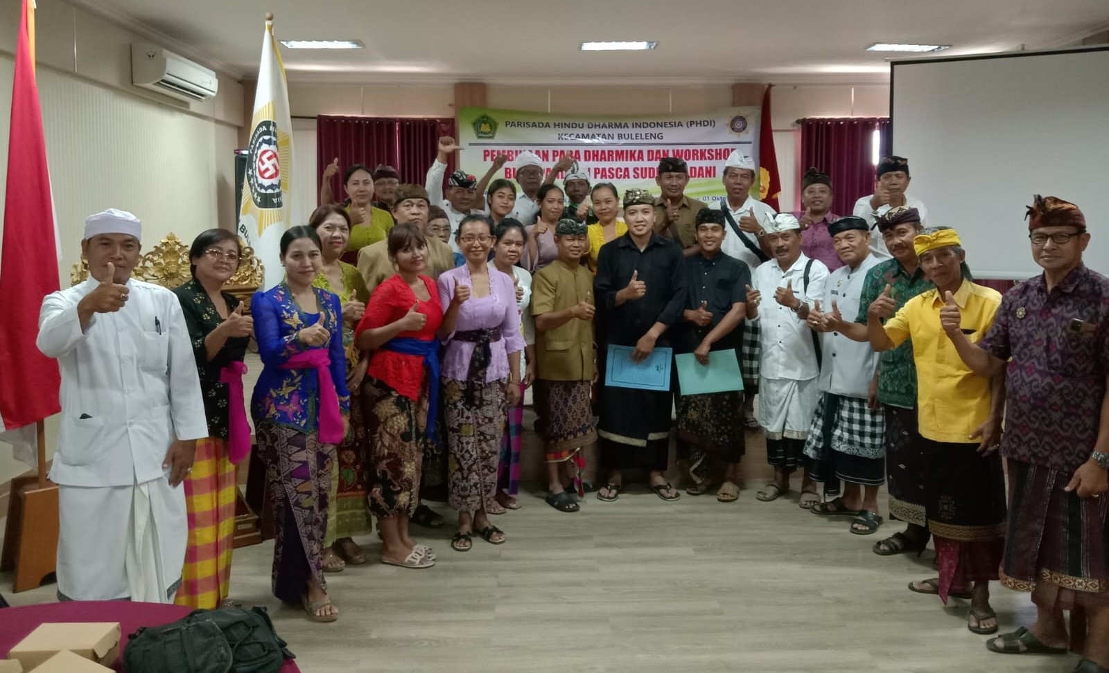 Puluhan dharmika mengikuti kegiatan pembinaan agama Hindu yang diselenggarakan oleh PHDI Kecamatan Buleleng, Minggu 1 Oktober 2023.