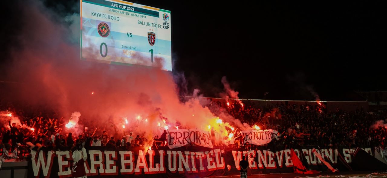 Suporter Bali United menyalakan flare ketika laga AFC Cup 2022 lalu saat menjamu Kaya FC IloIlo di Stadion Kapten I Wayan Dipta, Gianyar.