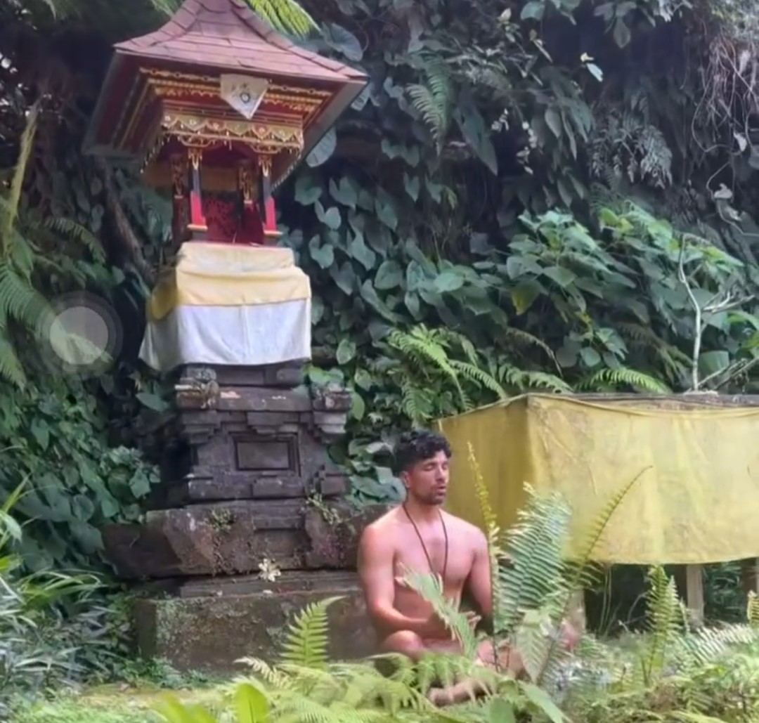 Tangkapan layar bule telanjang di depan pelinggih.